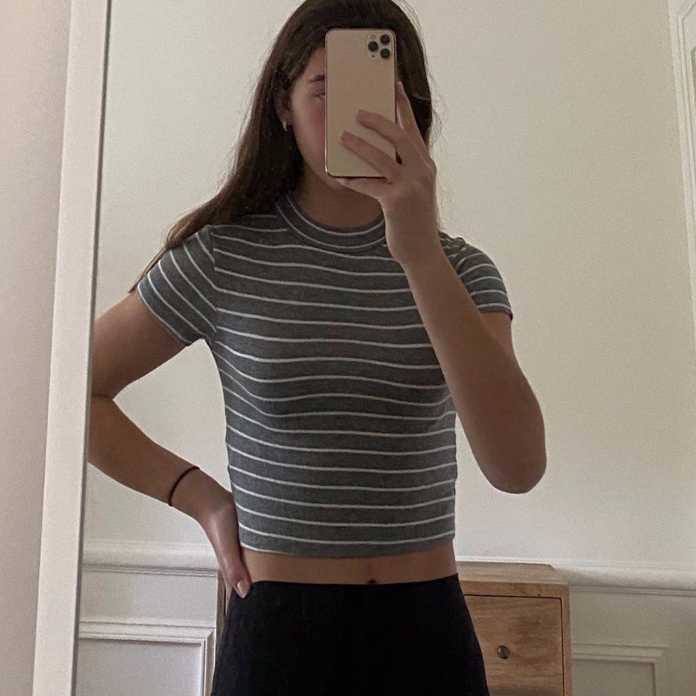 Form fitting grey cropped top